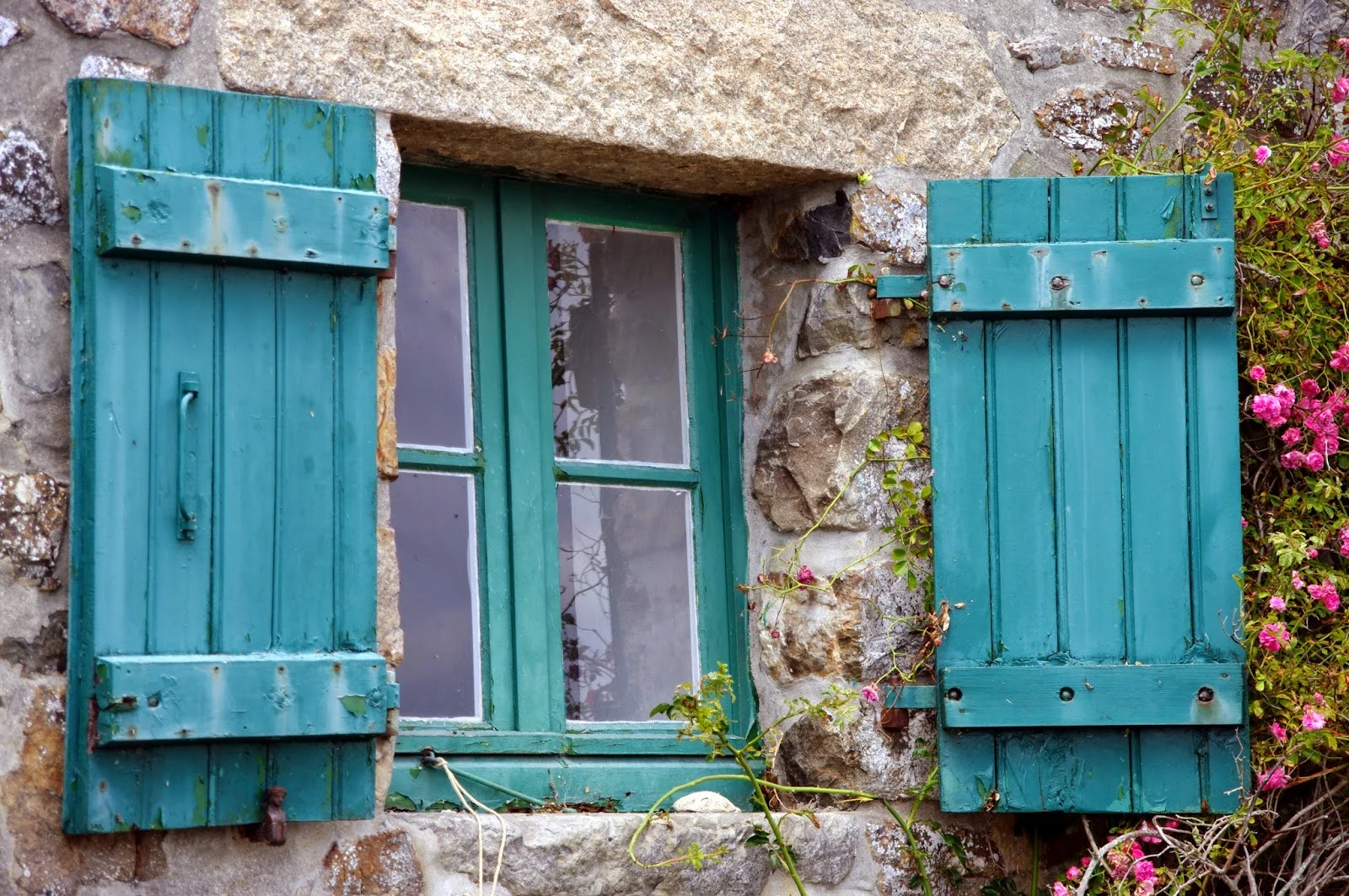 türkisene Fensterläden.jpeg